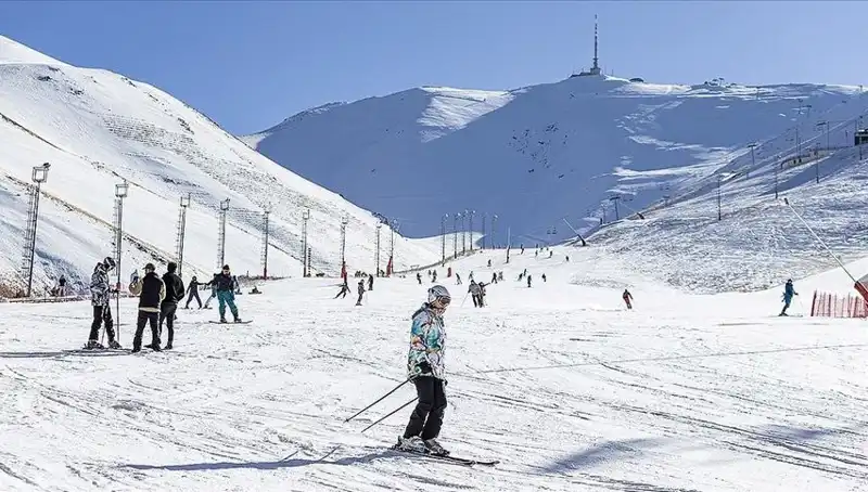 Palandöken’de Kayak Severleri Bekleyen Uzun Kar Sezonu Başladı