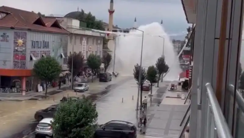 İçme Suyu Hattında Patlama: Su Yüzlerce Metre Yükseğe Fışkırdı!