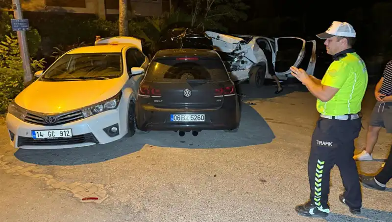 Alkollü Sürücü Sokakları Tehdit Etti: Üç Araç Birden Hasar Gördü