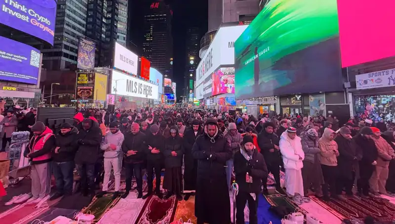 New York Times Meydanı'nda Tarihi Teravih Namazı Mizah ve Birlikte Kutlamalarla Gerçekleşti