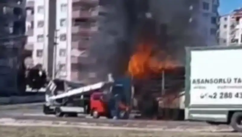 Alev Alev Yanan TIR, İtfaiye Ekipleri Tarafından Zorla Söndürüldü