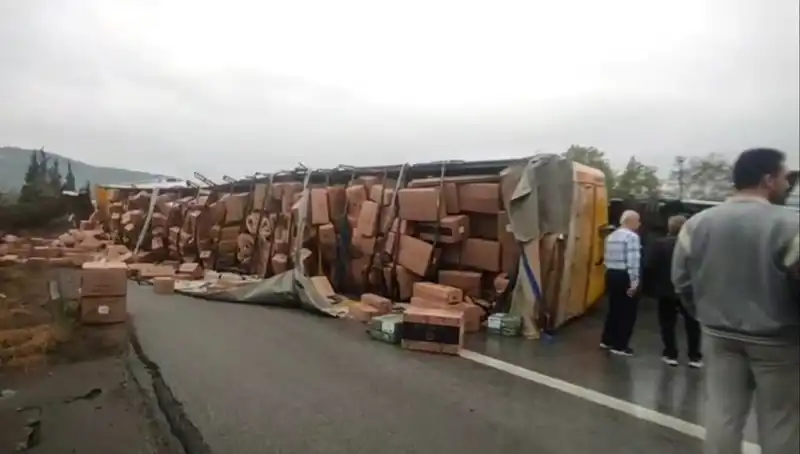 TEM Otoyolu'nda TIR Devrildi: Ankara Yolu Kapandı, Trafik İstila Etti!
