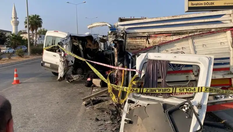 Mersin'de Tatil Yolu Üzerinde Feci Kaza: İki Hayat Gitti, On Yaralı