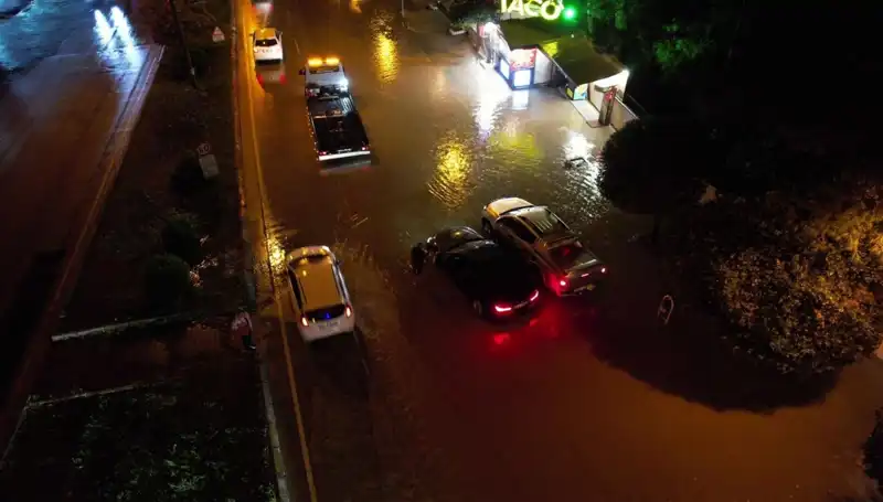 Adana'da Sağanak Yağış Alarmı: Caddeler ve Sokaklar Sular Altında Kaldı