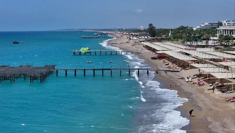 Antalya Sahillerindeki Güneşli Hava Tatilcileri Büyülüyor