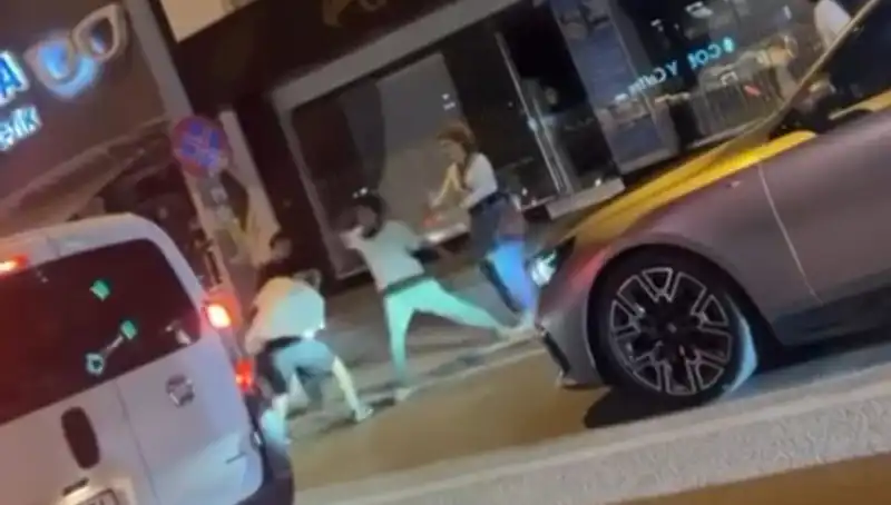 Cadde Boks Heyecanı: Yumruklar Uçuştu, İzleyicileri Kendine Bağladı!