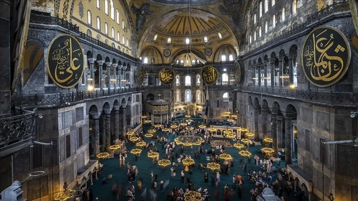 Ayasofya Önünde Bayrak Gerilimi: 6 Yunan Hava Kuvvetleri Öğrencisi Gözaltına Alındı