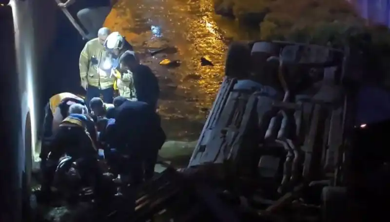 Sürücü Kaza Yaptı, Yaralı İtfaiye Ekipleri Tarafından Kurtarıldı