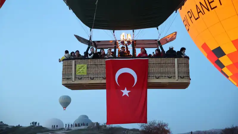 Kapadokya Gökyüzünde Türk Bayraklarıyla Dolu Balonlar Uçtu