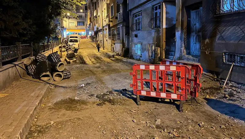 Bayrampaşa'da Altyapı Çalışması Kazası: Rögar Kapağı Patladı, Caddede Panik!