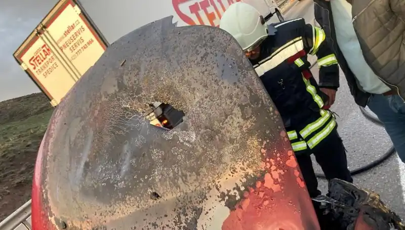 Seyir Halindeki Otomobil Alev Alev Yandı: Korku Dolu Anlar