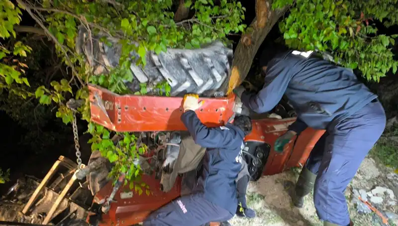 Kontrolden Çıkan Traktör Devrildi, Sürücüsü Bütün Umutlarını Kaybetti