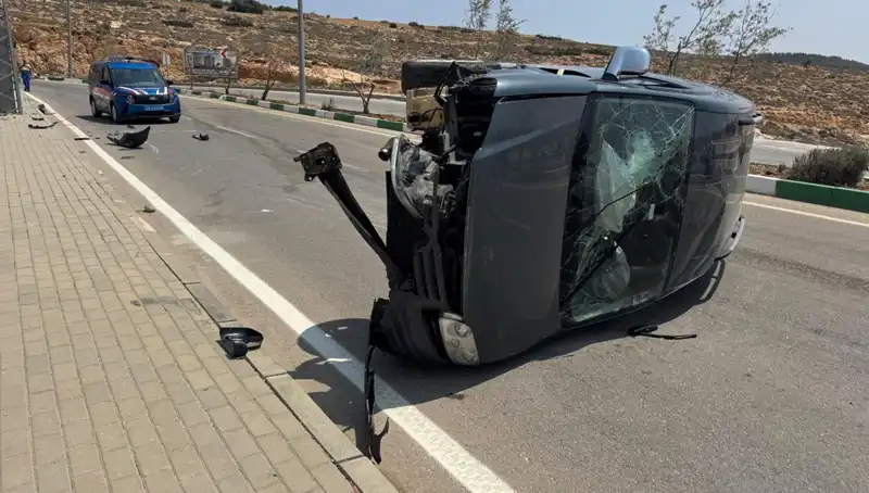 Kilis’te Ticari Araç Devrildi, 4 Kişi Yaralandı: Olayın Ayrıntıları