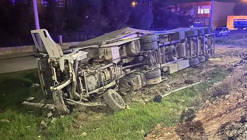 Tır Devrildi: 6 Kişi Yaralandı, Kaza Anı Kameralara Yansıdı