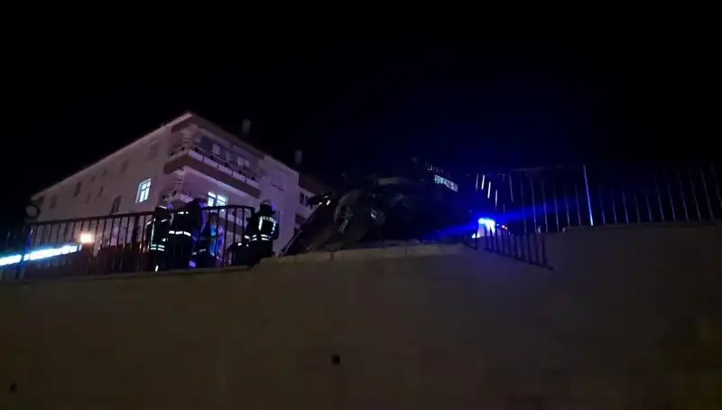 Araç Kontrolden Çıktı, Bariyere Çarpıp Asılı Kaldı: Şok Olay