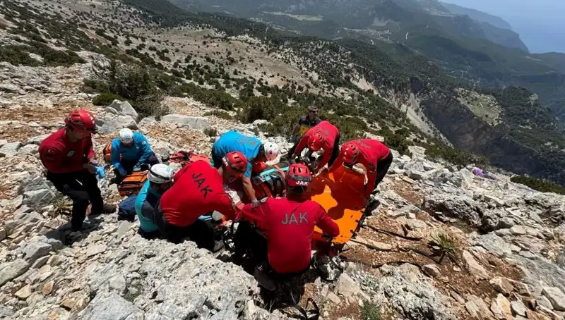 Fethiye’de Paraşüt Faciası: İki Kişi Kayalıklara Düşerek Hayatını Kaybetti