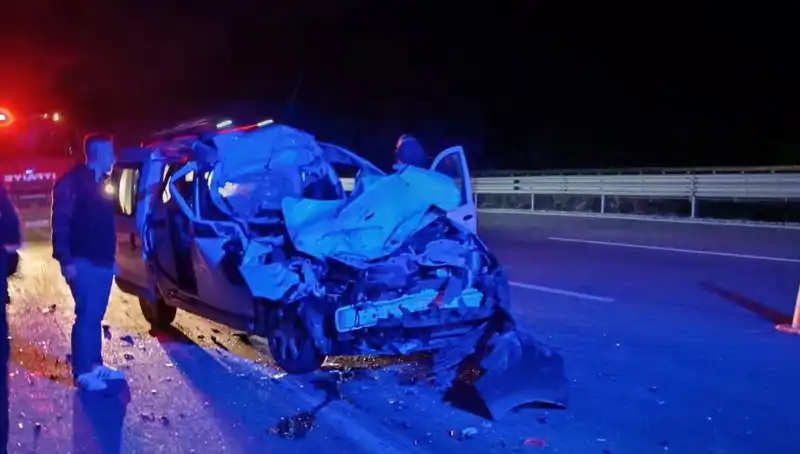 Otoyolda Feci Kaza: TIR’a Çarpan Araç Hurdaya Döndü