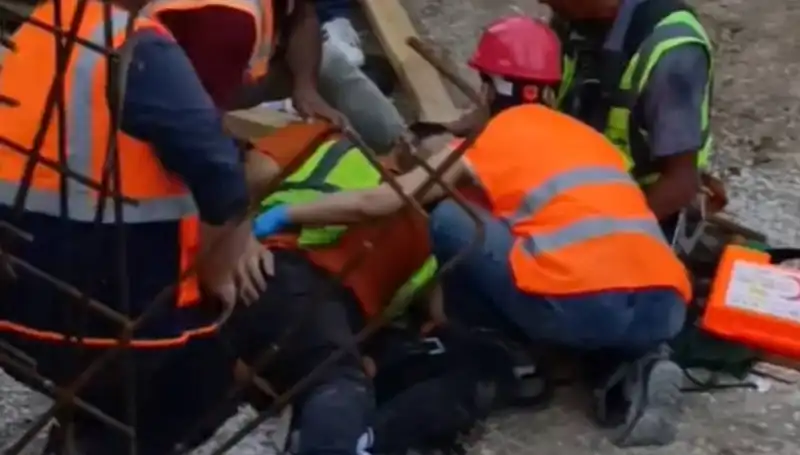 Adana'da İnşaat Kazası: İki İşçi Yaralandı, Olayın Nedeni Merak Ediliyor