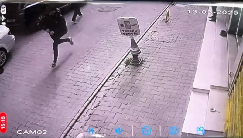 İstanbul’da Silahlı Saldırı: Bacağından Vurulan Genç Yaşam Mücadelesi Veriyor