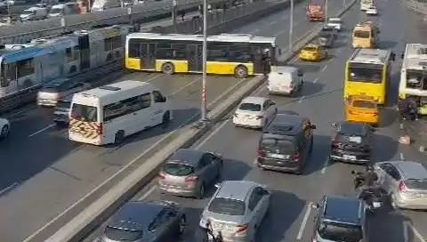 İETT Otobüsü Feci Kazaya Karıştı: İki Araç Hasar Gördü