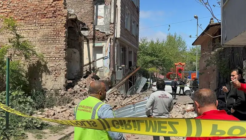 İstanbul Fatih’te Büyük Deprem! Yıkılan Bina Dikkat Çekti